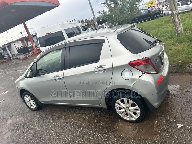 Toyota Vitz 2012 Silver