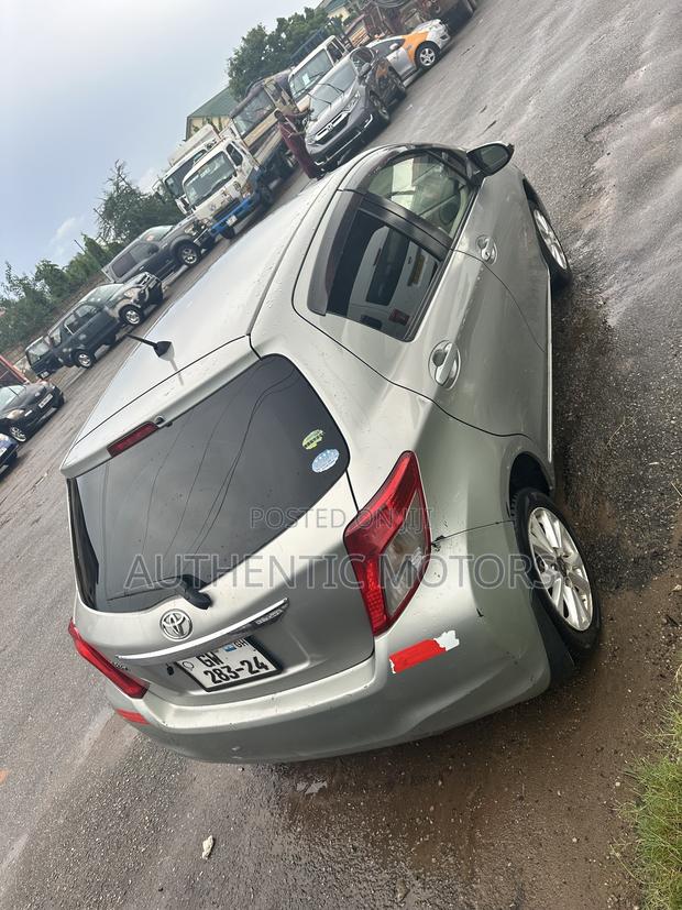 Toyota Vitz 2012 Silver