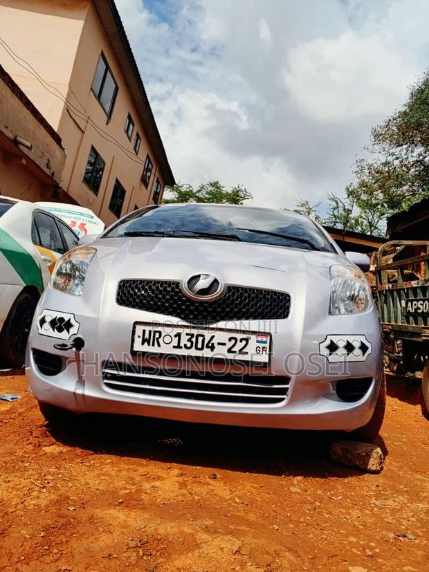 Toyota Vitz 2010 Silver