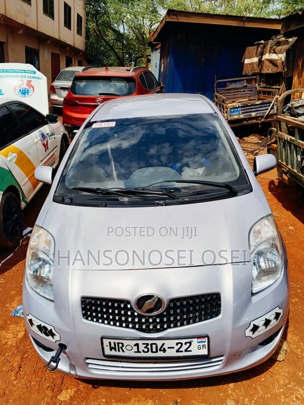 Toyota Vitz 2010 Silver