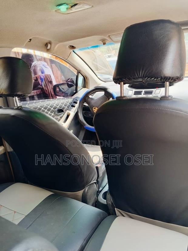Toyota Vitz 2010 Silver