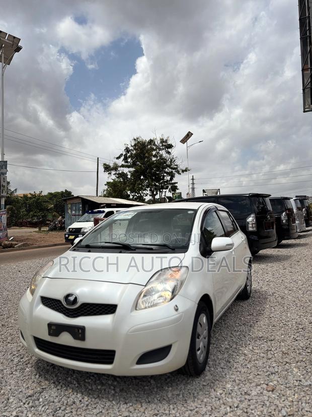 Toyota Vitz 1.3 FWD 5dr 2010 White