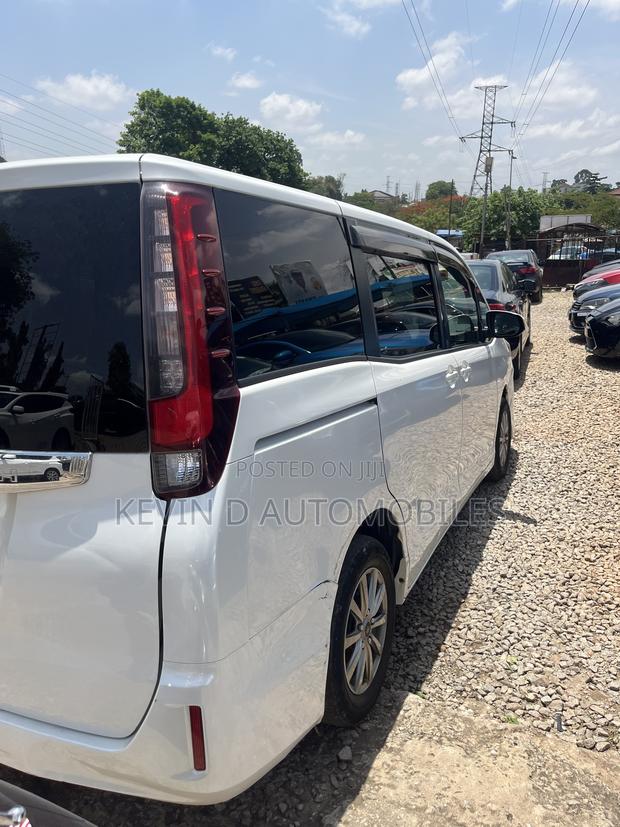 Toyota Noah 2.0 FWD (6 Seater) 2015 White