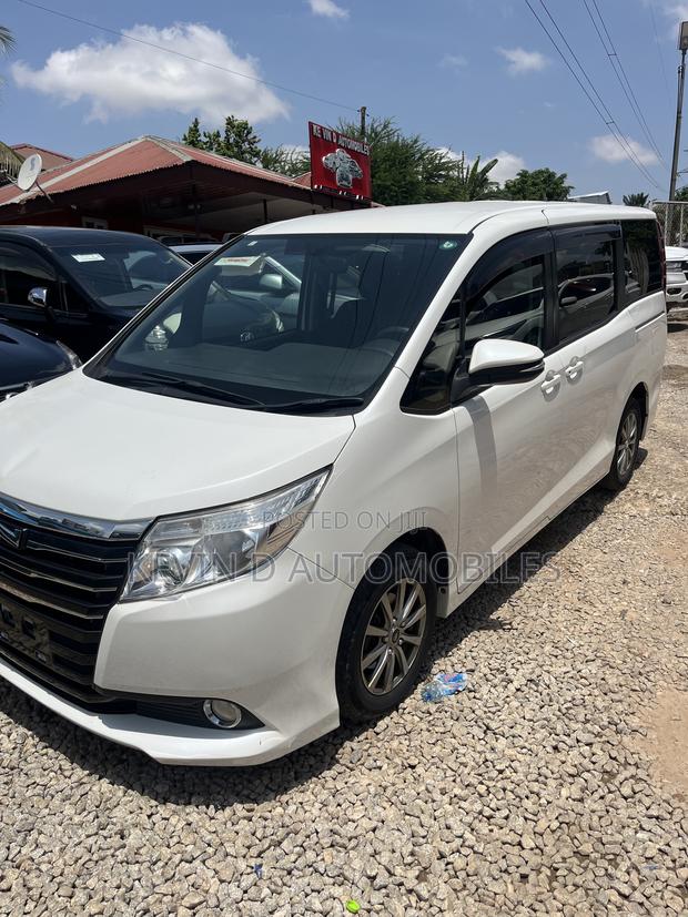 Toyota Noah 2.0 FWD (6 Seater) 2015 White