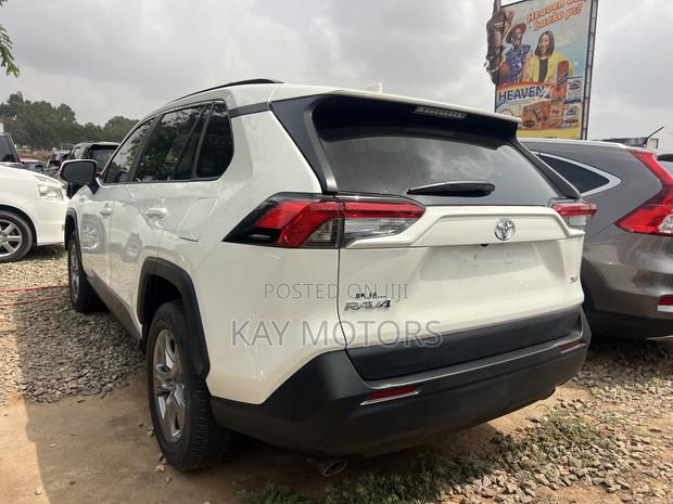 Toyota RAV4 XLE 2022 White