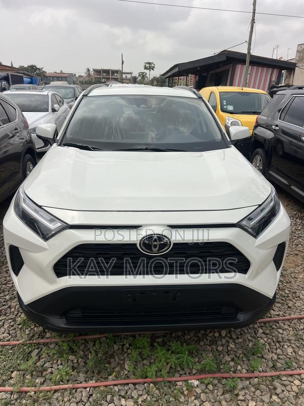 Toyota RAV4 XLE 2022 White