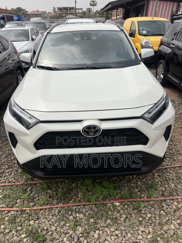 Toyota RAV4 XLE 2022 White