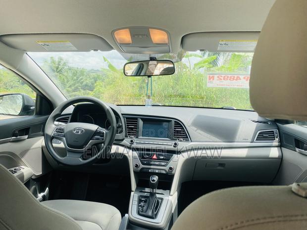 Hyundai Elantra SE Sedan FWD (2.0L 4cyl 6M) 2017 Gray