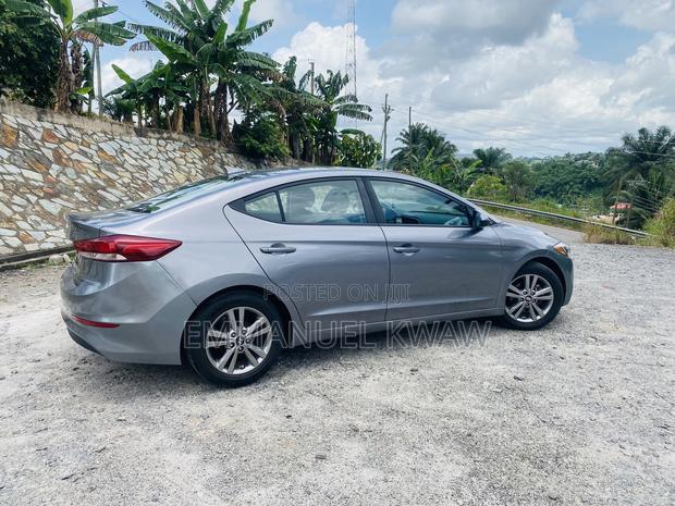 Hyundai Elantra SE Sedan FWD (2.0L 4cyl 6M) 2017 Gray