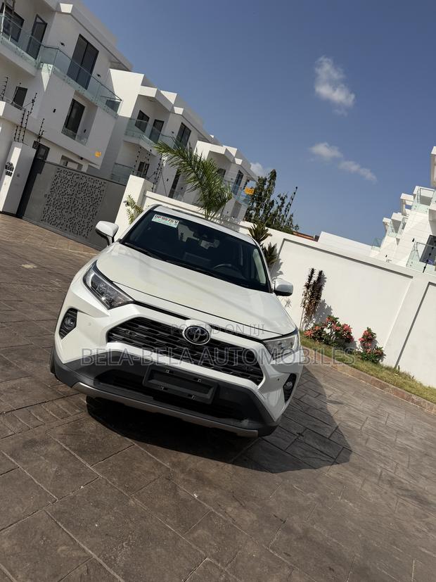 Toyota RAV4 XLE AWD 2023 White