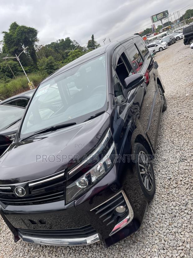 Toyota Voxy 2015