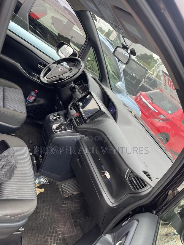 Toyota Voxy 2015