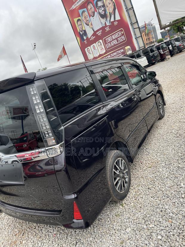 Toyota Voxy 2015