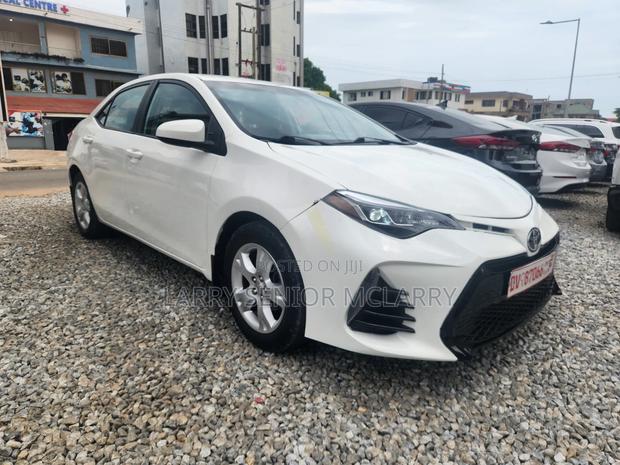 Toyota Corolla LE Premium 4dr Sedan (1.8L 4cyl CVT) 2016 White