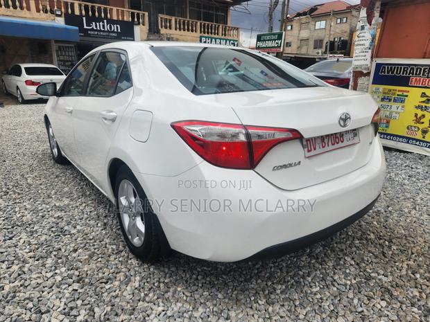 Toyota Corolla LE Premium 4dr Sedan (1.8L 4cyl CVT) 2016 White