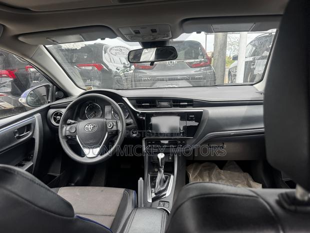 Toyota Corolla SE (1.8L 4cyl 6M) 2018 Blue