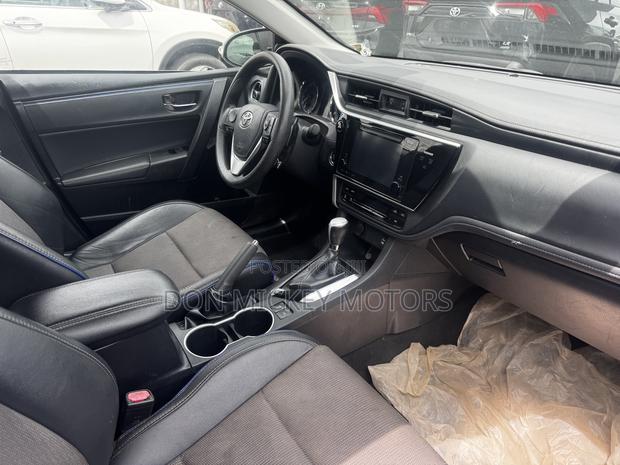 Toyota Corolla SE (1.8L 4cyl 6M) 2018 Blue