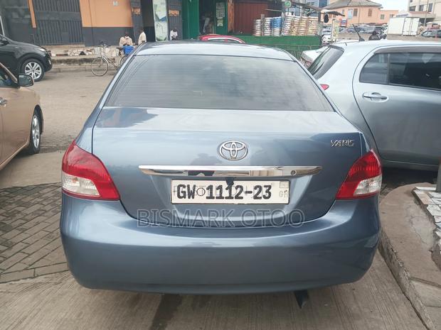 Toyota Yaris Base Sedan 4dr 2010 Gray