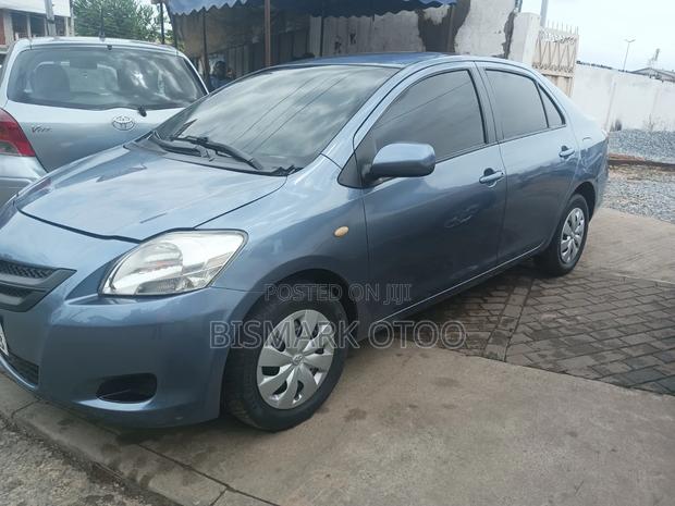 Toyota Yaris Base Sedan 4dr 2010 Gray