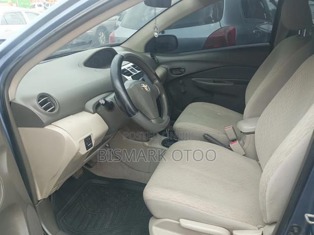 Toyota Yaris Base Sedan 4dr 2010 Gray