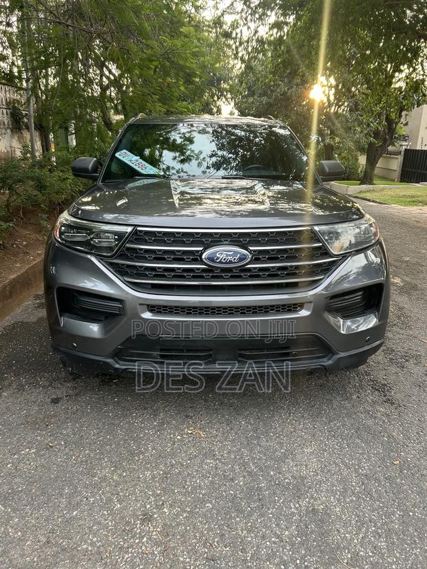 Ford Explorer XLT 4x4 2020 Gray