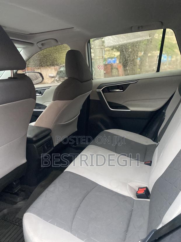 Toyota RAV4 XLE 2021 Gray