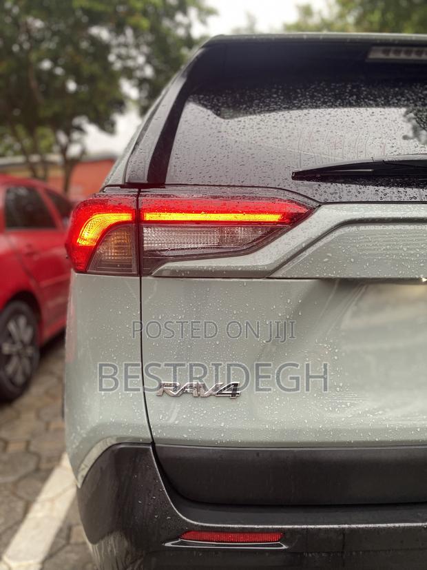 Toyota RAV4 XLE 2021 Gray