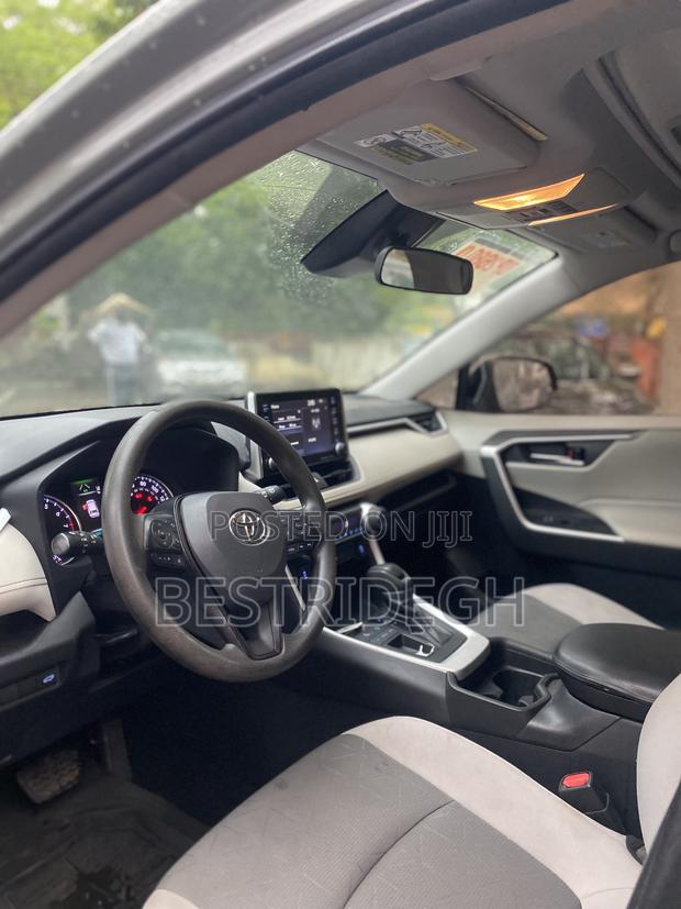 Toyota RAV4 XLE 2021 Gray
