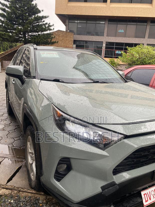 Toyota RAV4 XLE 2021 Gray