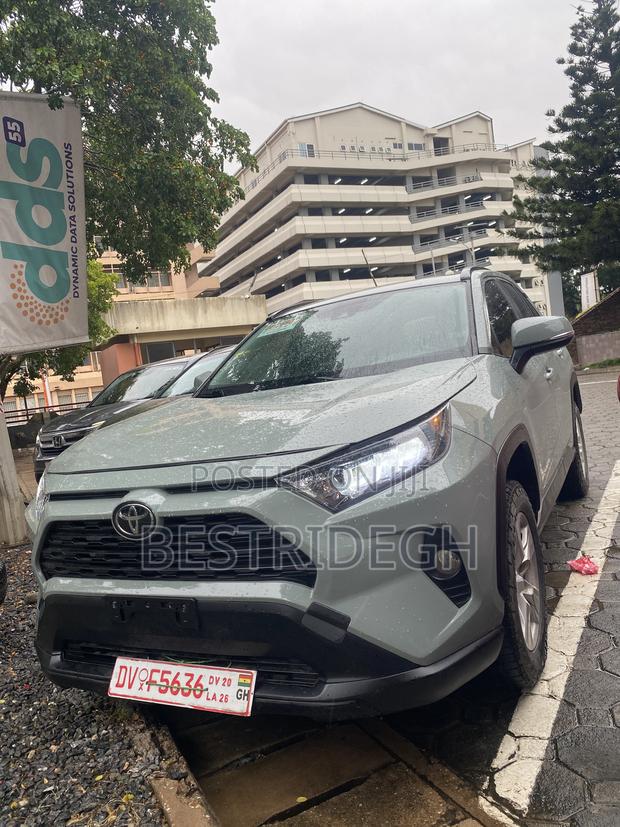 Toyota RAV4 XLE 2021 Gray