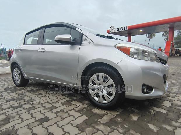 Toyota Yaris LE Hatchback 3dr 2014 Silver
