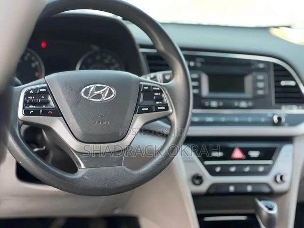 Hyundai Elantra SE Sedan FWD (2.0L 4cyl 6M) 2017 White