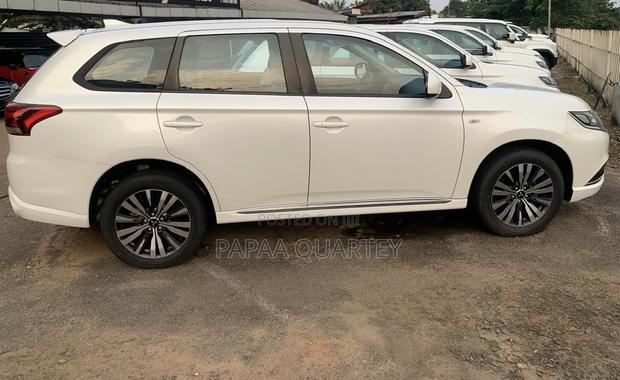 Mitsubishi Outlander 2022 White