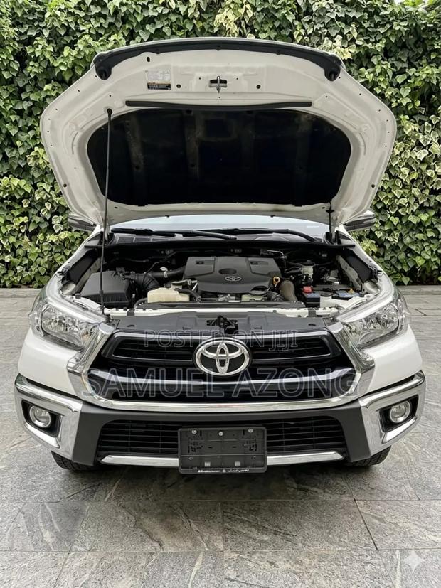 New Toyota Hilux 2025 White