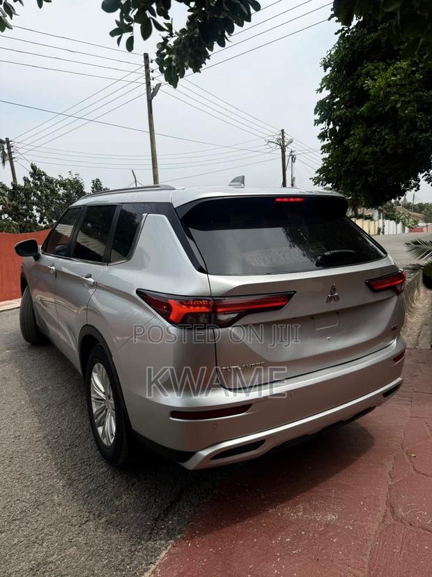Mitsubishi Outlander SE 2024 Silver