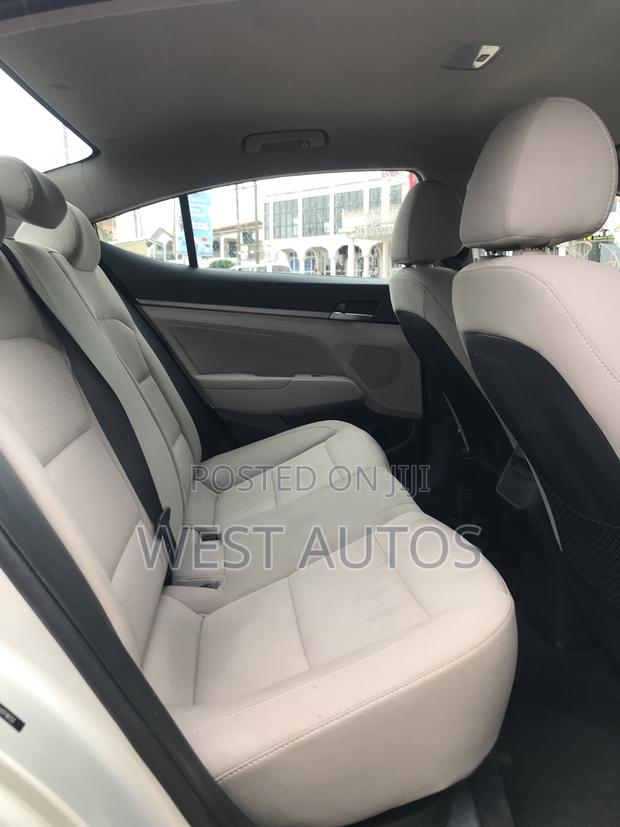 Hyundai Elantra Limited Sedan FWD (1.8L 4cyl 6A) 2016 Beige