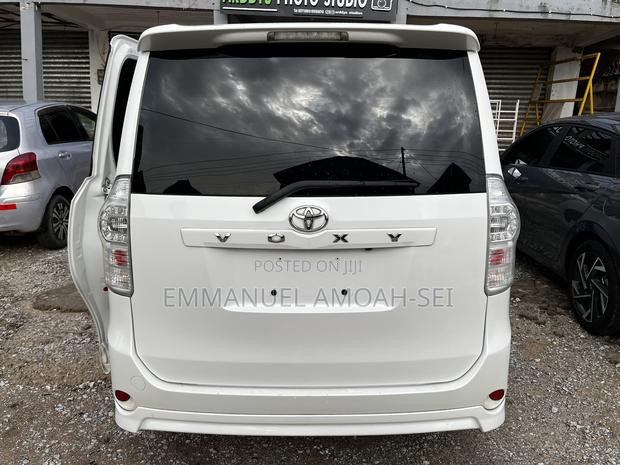 Toyota Voxy 2010 White
