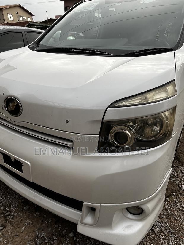 Toyota Voxy 2010 White