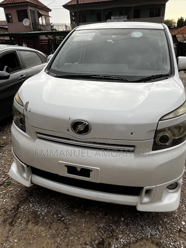 Toyota Voxy 2010 White