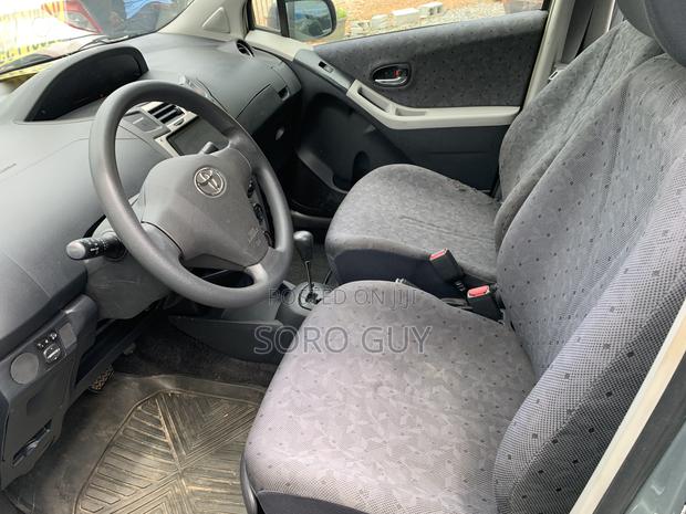 Toyota Vitz 2010 Silver