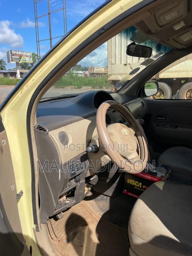 Toyota Sienta 1.5 FWD 2009 Yellow