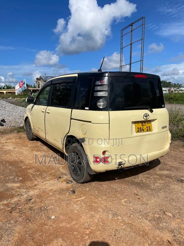 Toyota Sienta 1.5 FWD 2009 Yellow