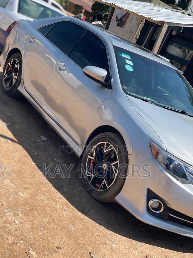 Toyota Camry SE 4dr Sedan (2.5L 4cyl 6A) 2014 Gray