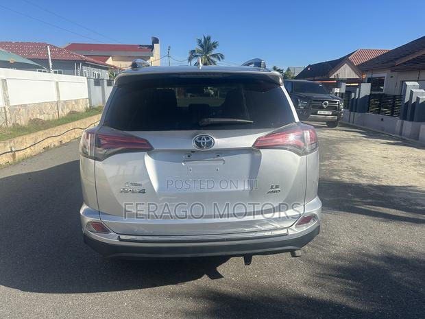 Toyota RAV4 LE 4dr SUV (2.5L 4cyl 6A) 2018 Silver