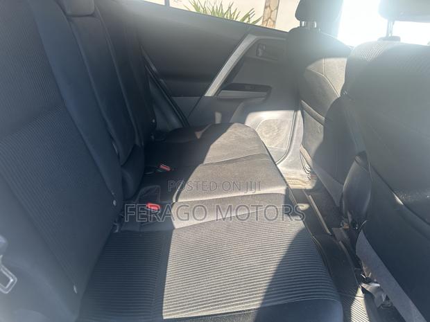 Toyota RAV4 LE 4dr SUV (2.5L 4cyl 6A) 2018 Silver
