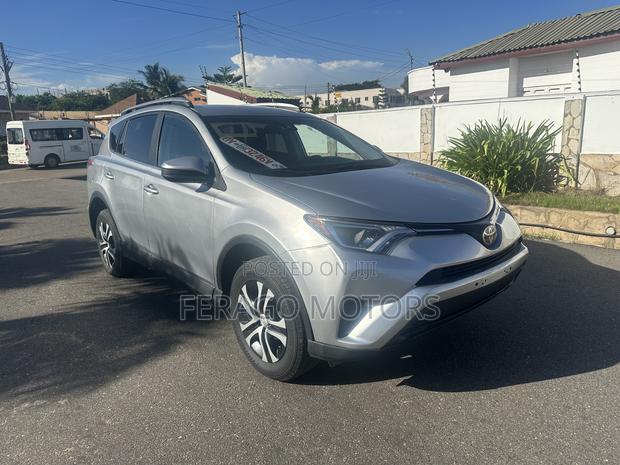 Toyota RAV4 LE 4dr SUV (2.5L 4cyl 6A) 2018 Silver