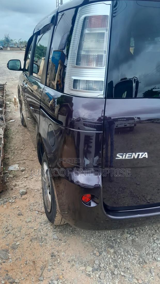 Toyota Sienta 2012