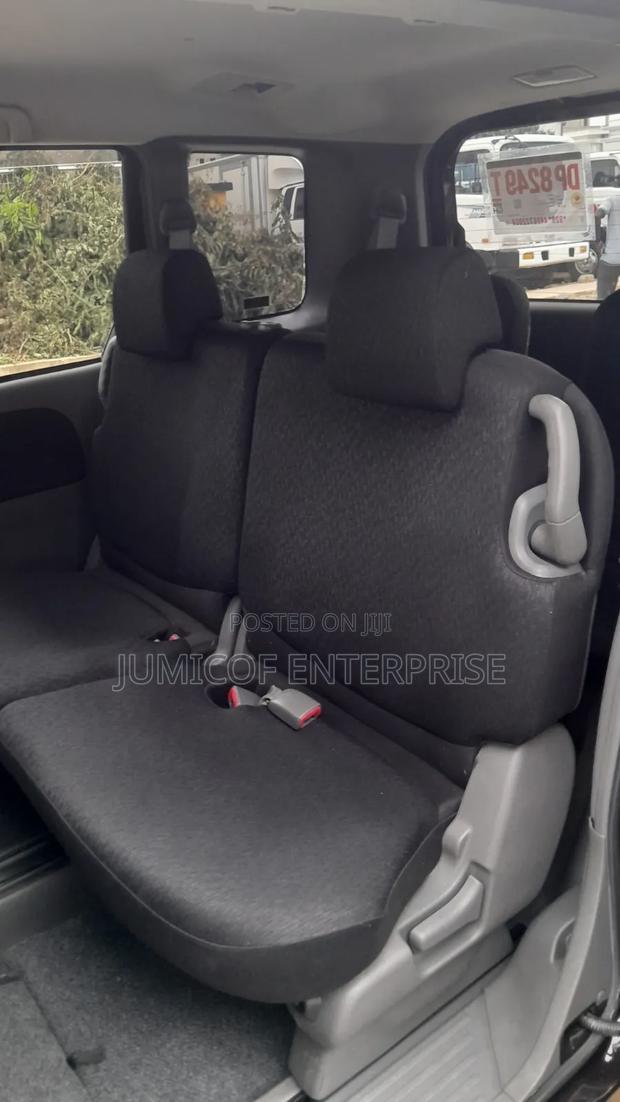 Toyota Sienta 2012