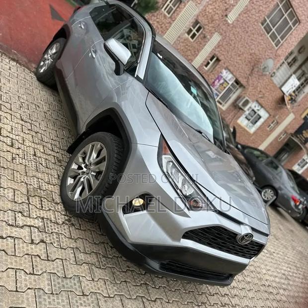 Toyota RAV4 XLE 2021 Silver