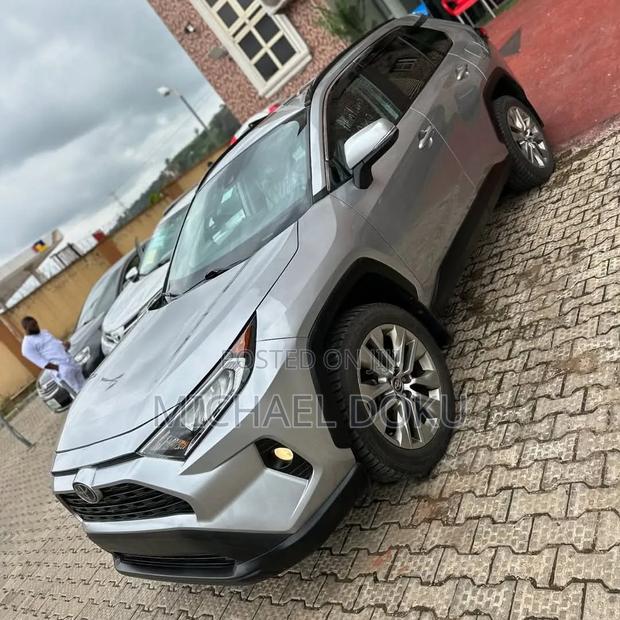 Toyota RAV4 XLE 2021 Silver